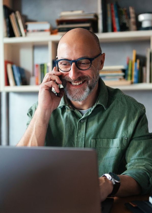 HR-Leiter am Laptop im Telefonat