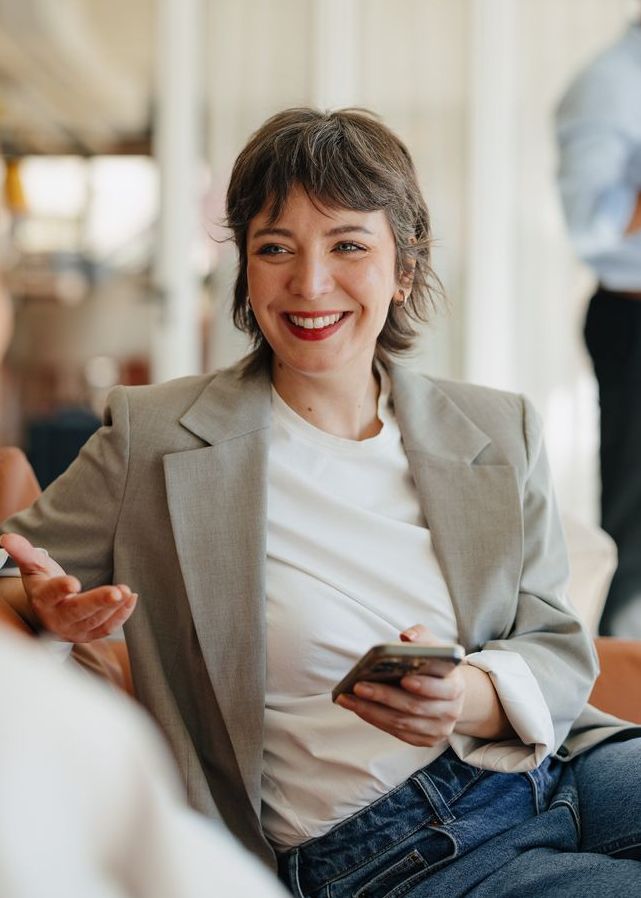 Mitarbeiterin mit Brille nutzt die ofelos App