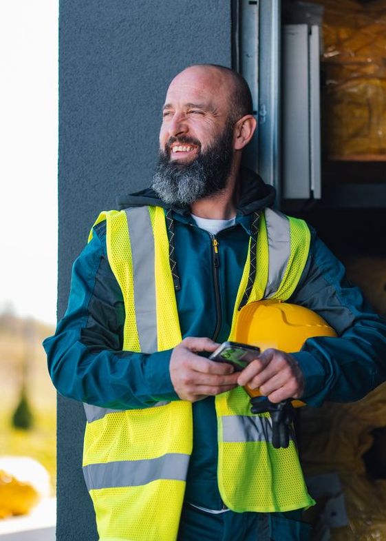 Mitarbeiter in der Produktion mit Smartphone