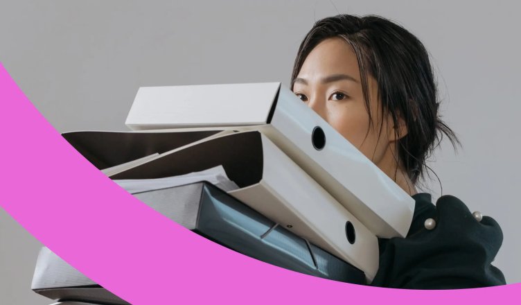 Junge Frau trägt leere Ordner.