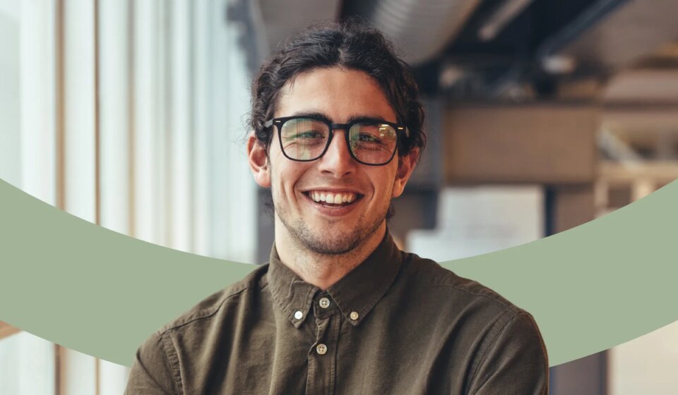 Mann mit Brille lächelt fröhlich.