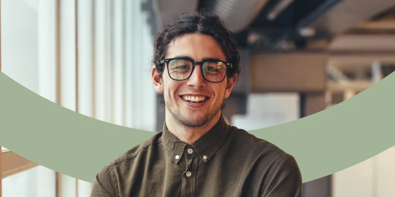 Mann mit Brille lächelt fröhlich.