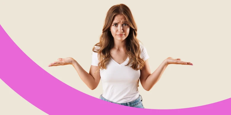Eine Frau blickt in die Kamera und zeigt eine ratlose Geste mit angewinkelten Armen und leicht hochgezogenen Schultern.