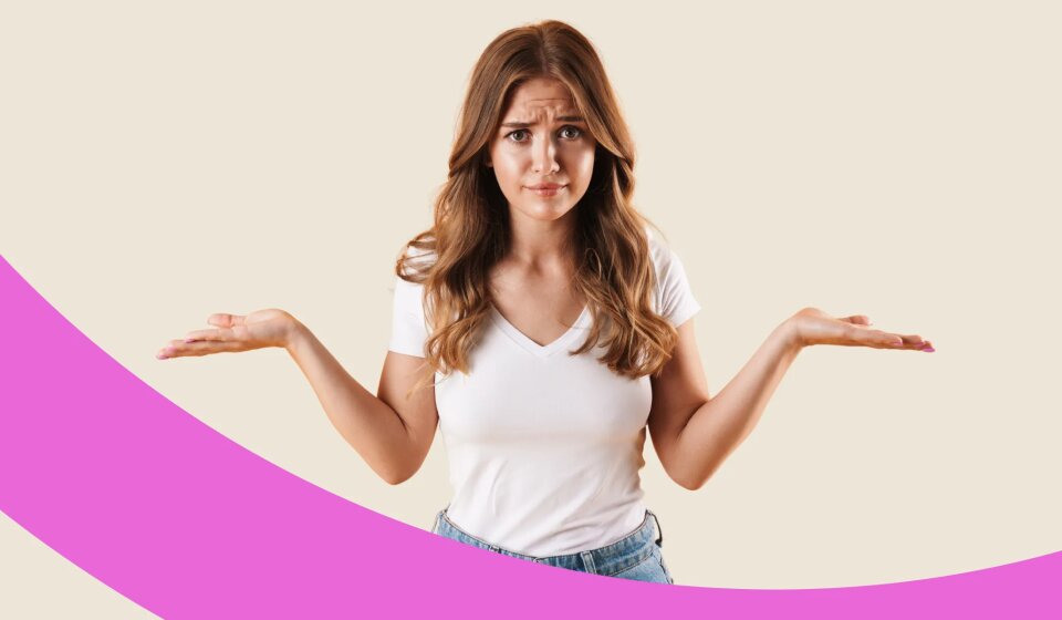 Eine Frau blickt in die Kamera und zeigt eine ratlose Geste mit angewinkelten Armen und leicht hochgezogenen Schultern.