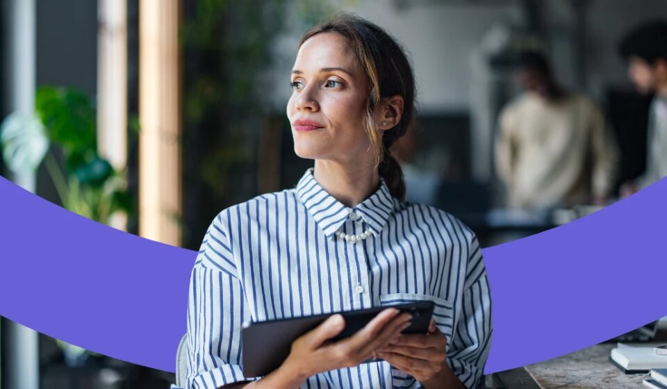 Frau blickt nachdenklich zur Seite.