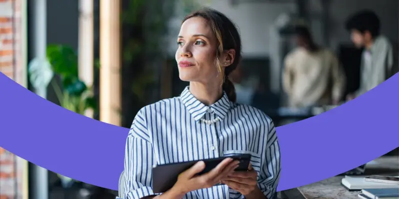 Frau blickt nachdenklich zur Seite.