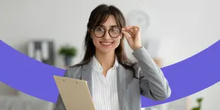 Lächelnde Frau mit Brille und Klemmbrett.