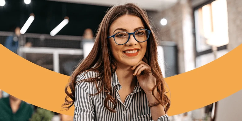 Junge Frau mit Brille lächelt freundlich.