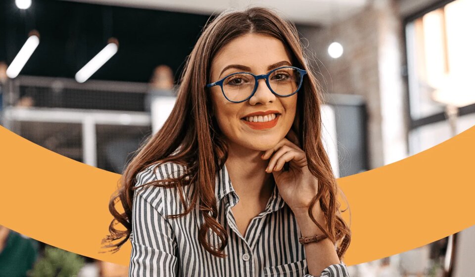 Junge Frau mit Brille lächelt freundlich.