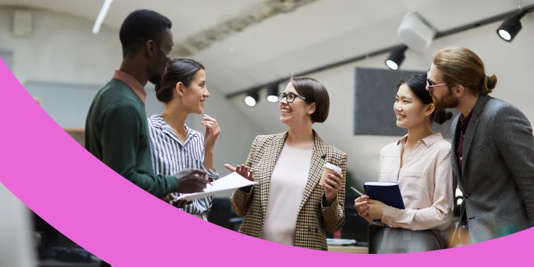 5 glückliche Mitarbeiter unterhalten sich über die 4-Tage-Woche.