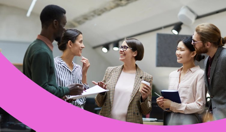 5 glückliche Mitarbeiter unterhalten sich über die 4-Tage-Woche.