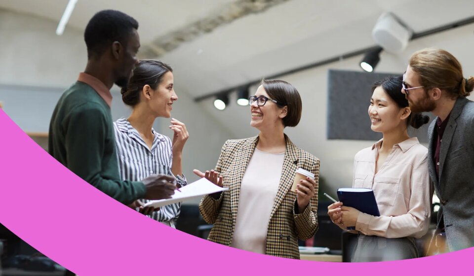 5 glückliche Mitarbeiter unterhalten sich über die 4-Tage-Woche.