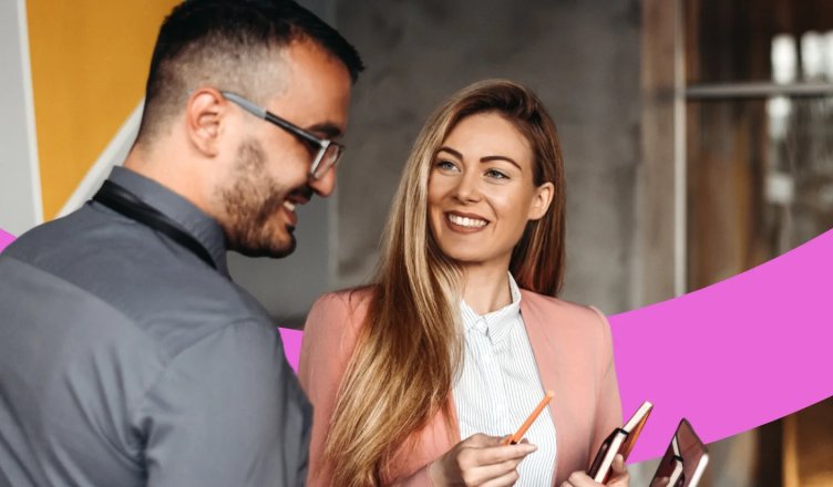 Zwei Mitarbeiter unterhalten sich miteinander.