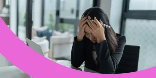 mitarbeiterin-mit-winterblues-am-arbeitsplatz.webp