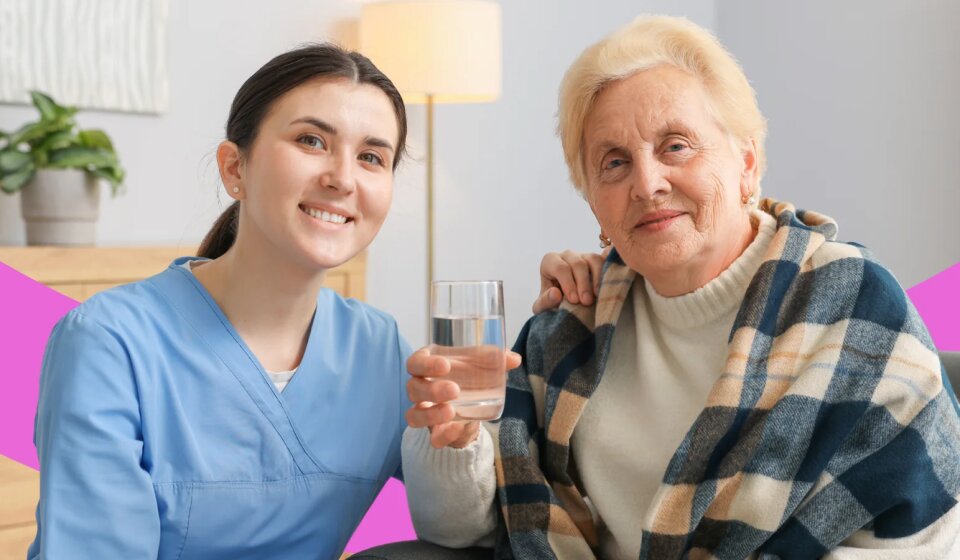 Junge Pflegekraft sitzt neben einer älteren Frau.